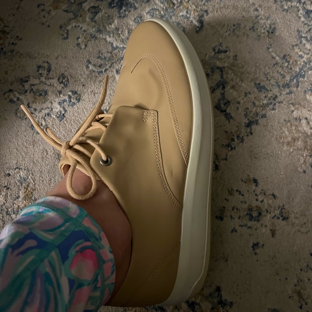 New Ecco size 10 leather cream shoes.